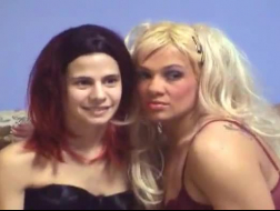 Deux filles lesbiennes sexy en gode rose