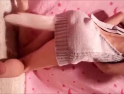 Slender Girl es un placer perforar su coño apretado con un juguete sexual de vidrio con un recubrimiento pegajoso.