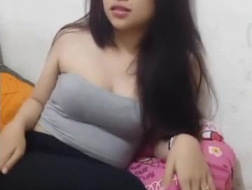 Geile Aziatische tiener masturbeert in het bed.
