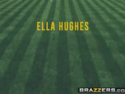 Ella Hughes está sendo fodida com força na academia, enquanto ninguém mais está em casa