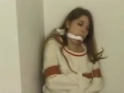 Gagowana dziwka nastolatka zostaje mocno pieprzona na podłodze, gdy ma przerwę od pracy