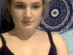 Une blonde éblouissante se masturbe crue sur webcam.