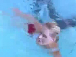 Due adolescenti che nuotano condividono un cazzo duro come la roccia invece di prepararsi per le lezioni.