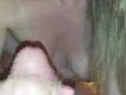 Une nana bien roulée baise sur son sceptre avec sa webcam.