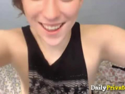 Seksowna rudowłosa nastolatka pokazuje swoje seksowne ciało