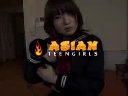 Hot Oriental Schoolgirl suger kuk og blir rammet hardt