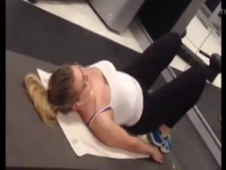 Hot blond gymlærer knuller en kuk.