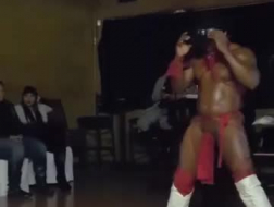 Bailarina transexual forzando el coño en solitario.