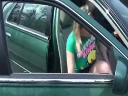 Une femme excitée se fait baiser à l'arrière d'une voiture et a du mal à se rassasier.