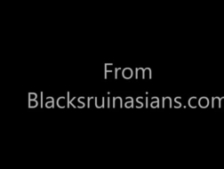 Азиатская девушка с косичками играет со своим огромным черным фаллоимитатором и стонет, испытывая оргазм.