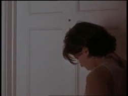 Una donna sexy sta guardando uno sconosciuto che succhia un grosso cazzo di una signora bionda, mentre le lecca la figa.