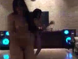 Des filles sexy qui s'affrontent à l'heure du bain, avec une charmante lesbienne qui est une strip-teaseuse virtuelle.