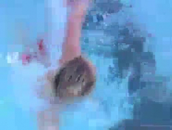 Reife Hausfrau schwimmt in der Wanne