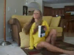 Babe Loira Masturbando-se em sua Webcam.