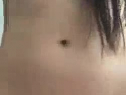Hübsche, asiatische Brünette mit kleinen Titten, Lisa Ann ist im Begriff, einen der intensivsten Orgasmen zu erleben