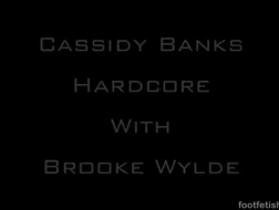 Brooke Wylde suce un gros gode noir et l'introduit dans sa chatte parfaite.