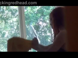 L'adolescente dai capelli rossi Lingeried che gioca con il suo culo aperto.