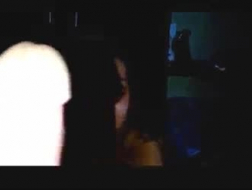 Una bella ragazza sta prendendo il cazzo del suo migliore amico, mentre lui sta cercando di fare un video.