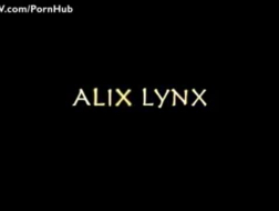 Alix Lynx namiętnie ssie twardego jak skała kutasa, podczas gdy jej partner z jakiegoś powodu jęczy z rozkoszy.