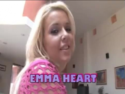Emma Heart se fait baiser devant la caméra, tout en frottant son clito comme une salope.
