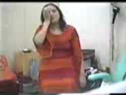 Mujer rubia casada está siendo follada mientras tiene un examen ginecológico por la mañana.