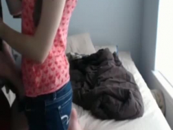 Fantastisk brunette med en fin, fast rumpe, Rebecca Marx har analsex mens du er på webkamera.