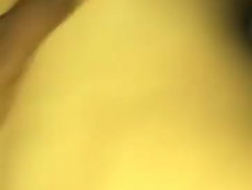 Black Guy donne une fellation profonde, ne connaissant pas la petite amie de son voisin avec une énorme bite