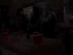 Punk Chick Tori Black est debout pour sucer la bite dure de son garçon sur le canapé