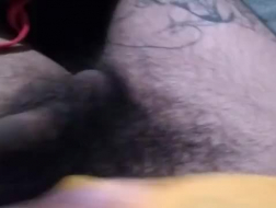 Guy tatuado está fodendo uma gata loira gostosa enquanto o marido está ocupado demais para o dia