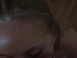La bionda russa indossa un copricapo esotico mentre si prepara per il sesso con un ragazzo.
