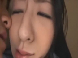 Mujer japonesa cachonda no puede evitar chupar la polla, mientras su novio está haciendo un video de ella.