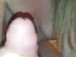 Hot Brunette Chick se masturbe devant sa caméra Web, car elle l'excite beaucoup