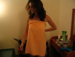 Doce garota gostosa sugando um pau na webcam ao vivo em