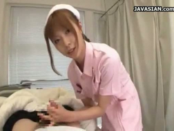 Petite asiatique infirmière regarder patient à travers gloryhole