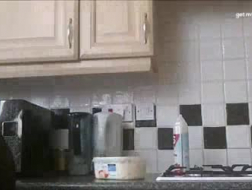Грудастая брюнетка с темными волосами одна дома и работает над своей протекающей попкой
