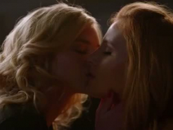 Le lesbiche si baciano e salgono le scale