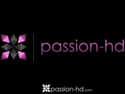 Passion HD - MILF fickt einen jungen Transenschwanz