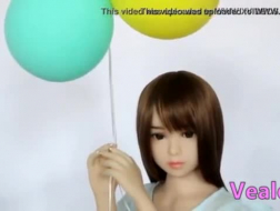 Dolce bambola asiatica scopata sul divano mentre versa sborra