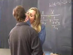 Étudiante sexy enseignant d'un instructeur à un professeur excité