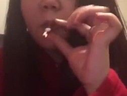 La bionda adolescente fumatrice succhia il suo cazzo duro, perché le piace sentirla