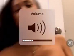 Latina safada com peitões está montando um poste de carne na frente de sua web cam