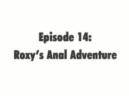 Lesbische babes Roxy is alleen thuis en vuist haar kutje met een enorme dildo en eindigt het