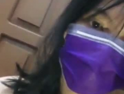 La pequeña adolescente indonesia está teniendo sexo salvaje con su padrastro, como si estuvieran en su habitación