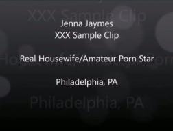 Jenna está fazendo sexo casual com uma fangirl, enquanto o namorado está fora da cidade