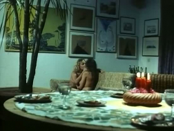 Film porno hardcore con due adolescenti che fanno i costumi come donne sexy, nel loro appartamento