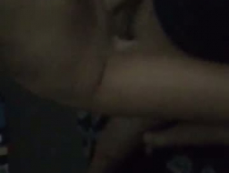 Pigtailed college meisje maakt een porno video terwijl haar moeder de stad uit is met haar vriend
