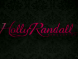 Riley Reid trekt langzaam haar kleren uit om voorover te buigen en aan de grote lul van haar geliefde te zuigen