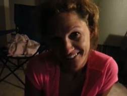 Christina Hart sitter på sengen og gir en behagelig massasje til sin nye kjæreste