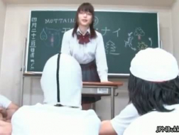 Мама школьницы из Токио сходит с ума от своего нового дилдо