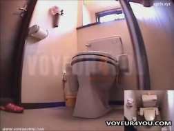 Związany japoński partner toaletowy zatrzasnął się w odwrotnej pozycji cowgirl